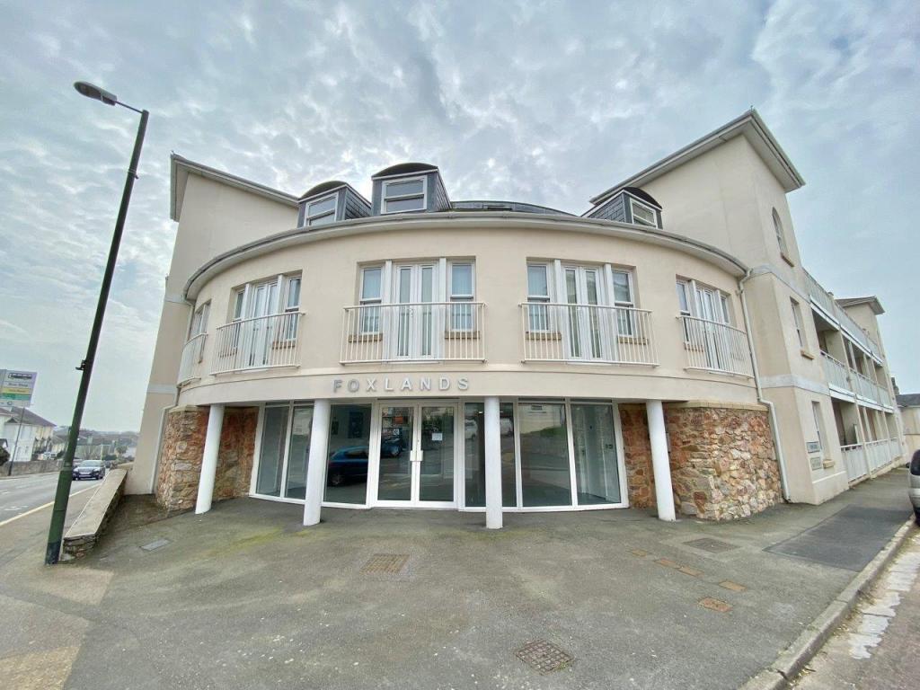 10 York Road,Torquay 3 bed ground floor flat £1,100 pcm (£254 pw)