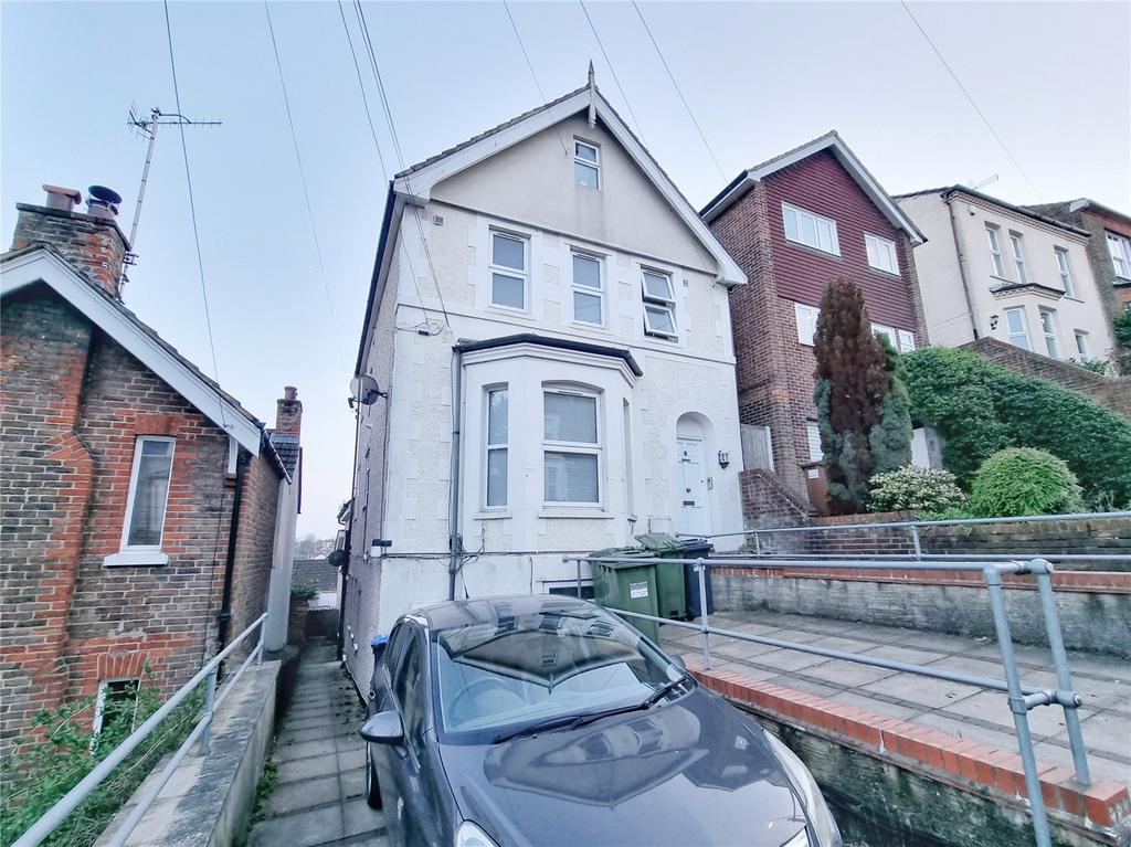 Grovehill Road, Redhill, Surrey, RH1 1 bed apartment £1,050 pcm (£242 pw)