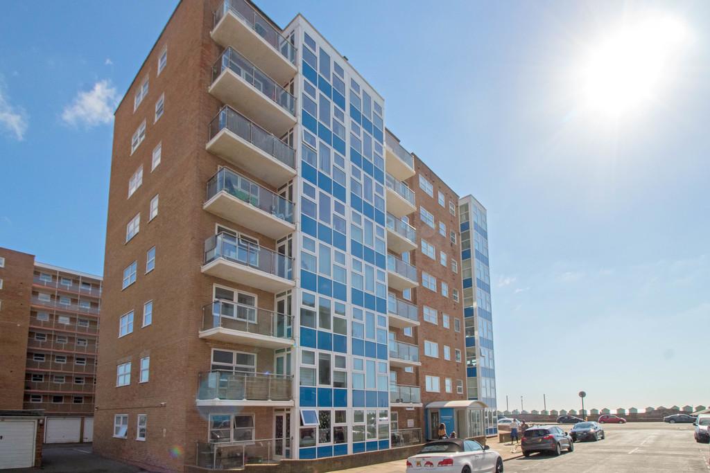 Channings, Kingsway, Hove 3 bed apartment £1,750 pcm (£404 pw)