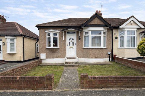 2 bedroom bungalow to rent, Staverton Road, RM11