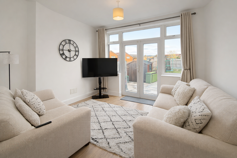 2 bedroom bungalow to rent, Staverton Road, RM11