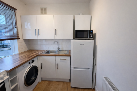 2 bedroom bungalow to rent, Staverton Road, RM11