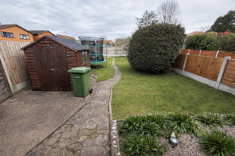 2 bedroom bungalow to rent, Staverton Road, RM11