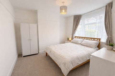 2 bedroom bungalow to rent, Staverton Road, RM11
