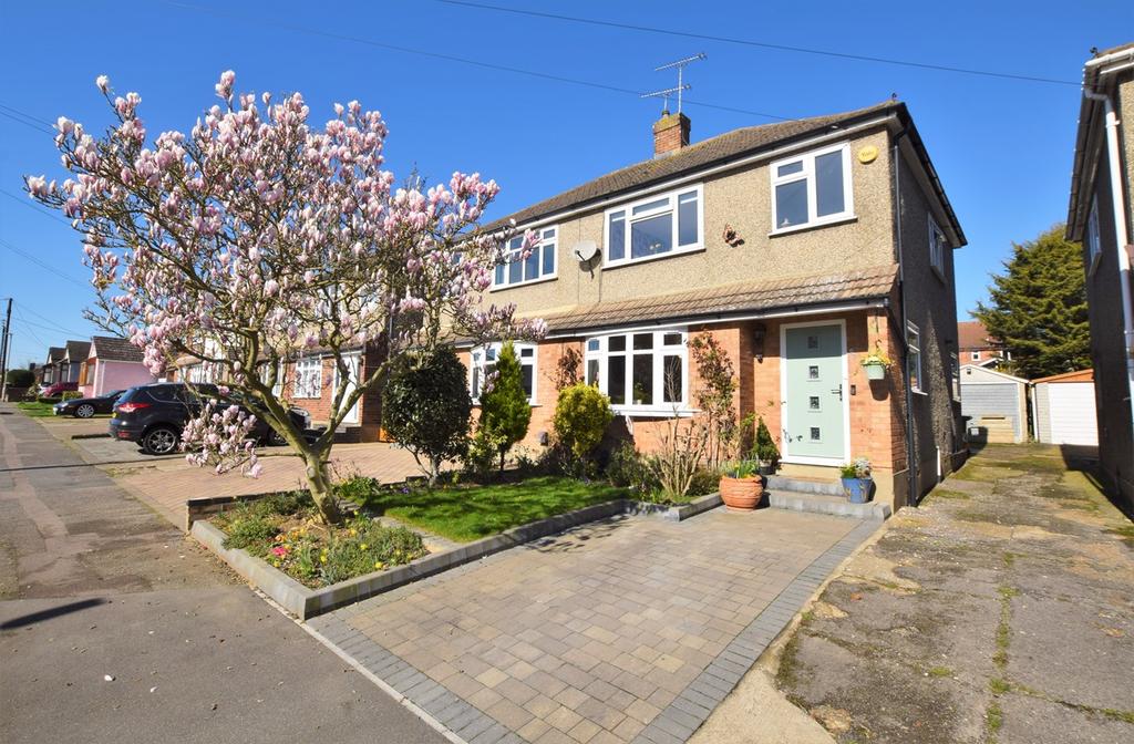 Passingham Avenue, Billericay, CM11 3 bed semidetached house £500,000