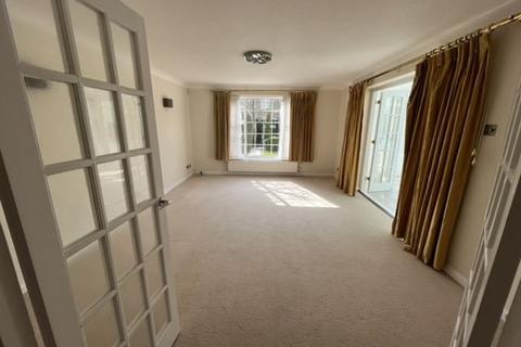 3 bedroom terraced house to rent, West Common Close, Gerrards Cross, Buckinghamshire