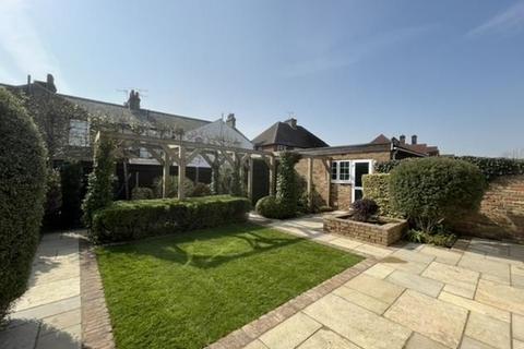 3 bedroom terraced house to rent, West Common Close, Gerrards Cross, Buckinghamshire