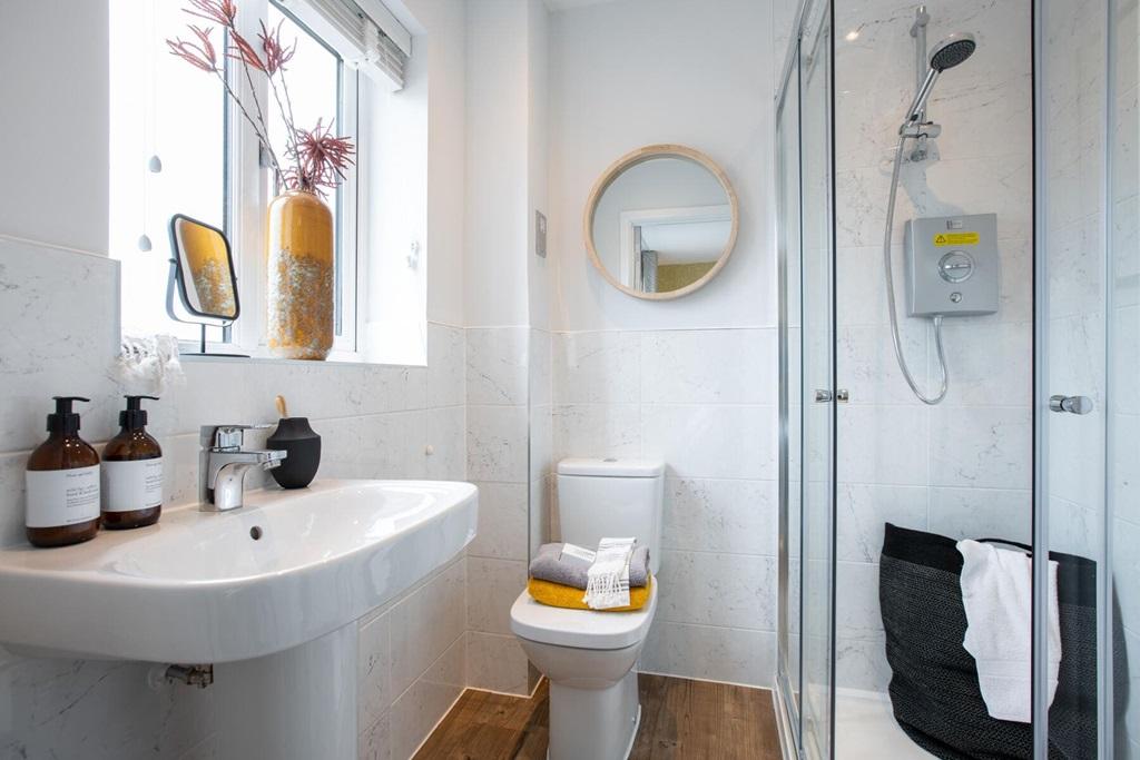 Contemporary en-suite shower room