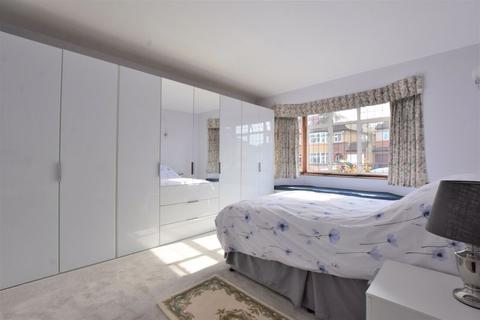 8 Manor Park Drive, Harrow, HA2 6HS