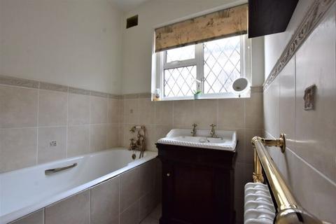 8 Manor Park Drive, Harrow, HA2 6HS