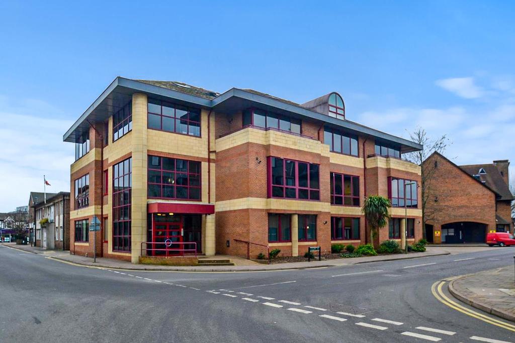 Consort Way, Horley 2 bed flat £1,300 pcm (£300 pw)