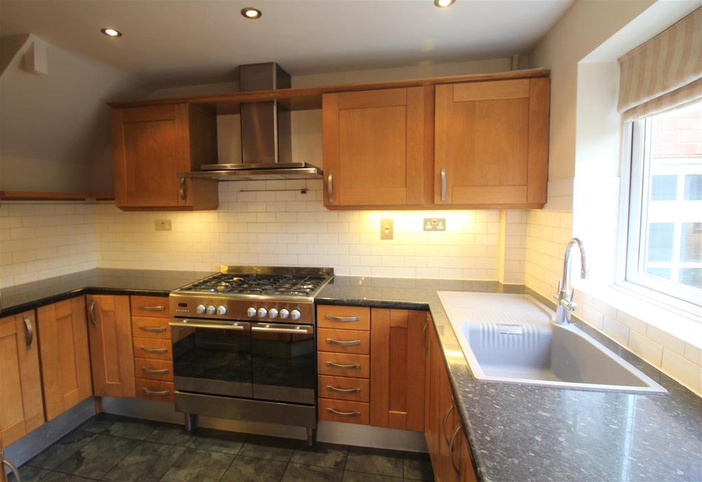 Kingshill Close, Malvern 4 bed detached house £1,100 pcm (£254 pw)