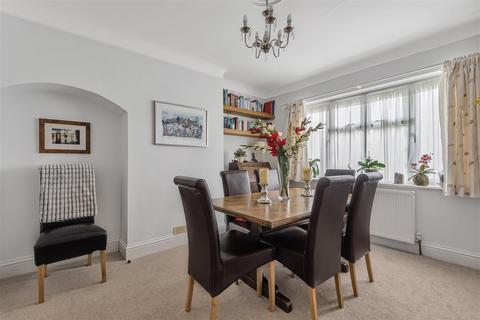 1 Edenfield Gardens, Worcester Park, KT4 7DT