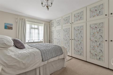 1 Edenfield Gardens, Worcester Park, KT4 7DT