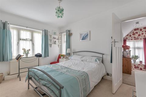 1 Edenfield Gardens, Worcester Park, KT4 7DT