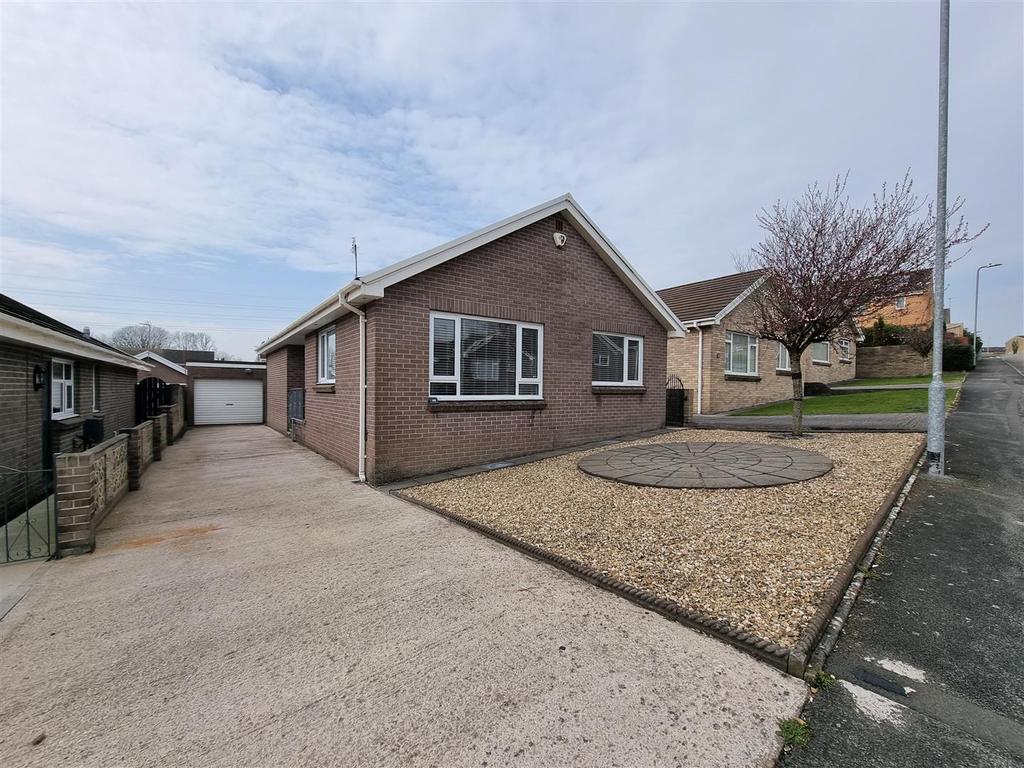 Springfield Gardens, Bridgend 3 bed detached bungalow £950 pcm (£219 pw)