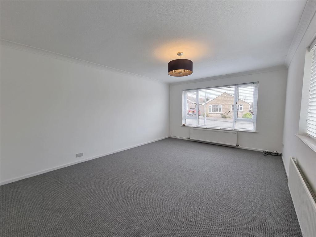 Springfield Gardens, Bridgend 3 bed detached bungalow £950 pcm (£219 pw)