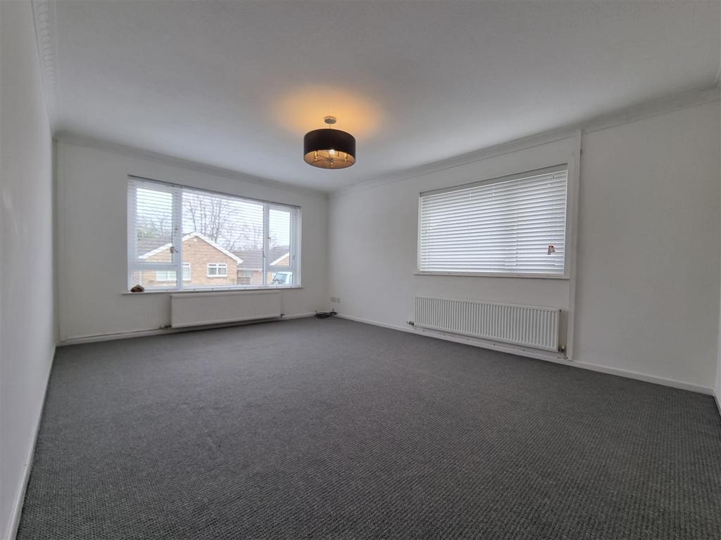 Springfield Gardens, Bridgend 3 bed detached bungalow £950 pcm (£219 pw)