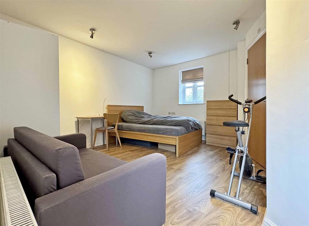 Bed 4.jpg