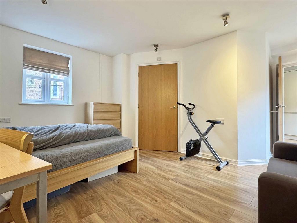 Bed 4b.jpg