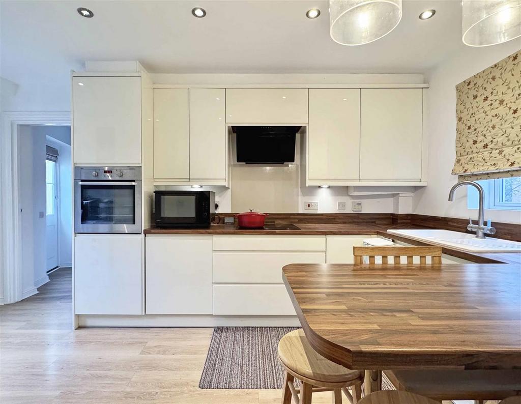 Kitchen b.jpg