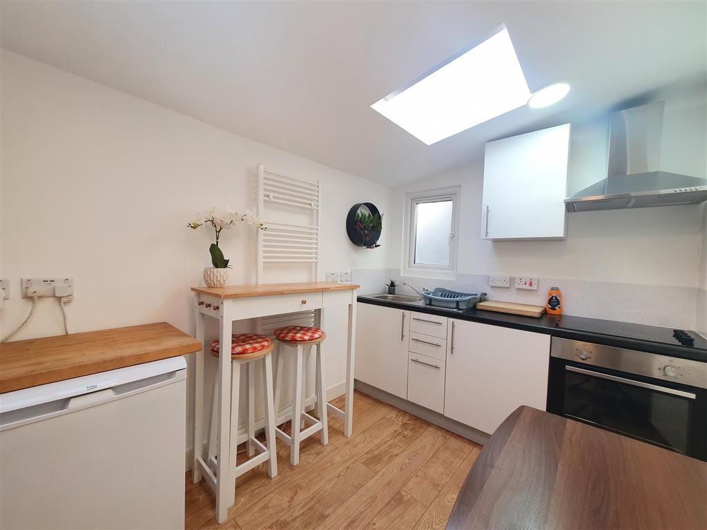 Cedar Park Road, Enfield Studio £995 pcm (£230 pw)