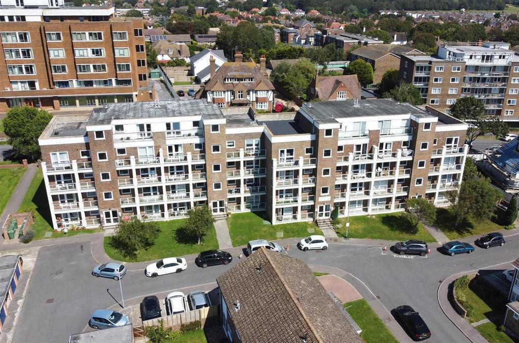 Harewood Close, BexhillOnSea 2 bed flat £224,500