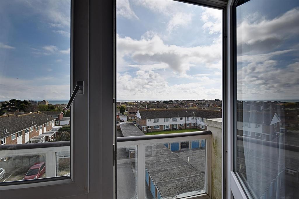 Harewood Close, BexhillOnSea 2 bed flat £224,500