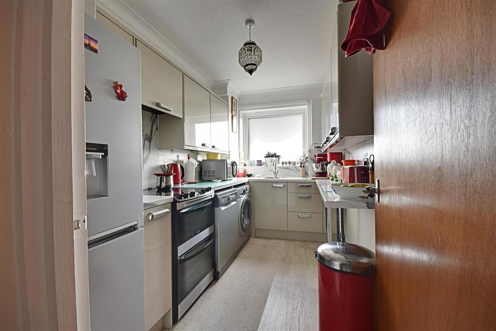 Harewood Close, BexhillOnSea 2 bed flat £224,500