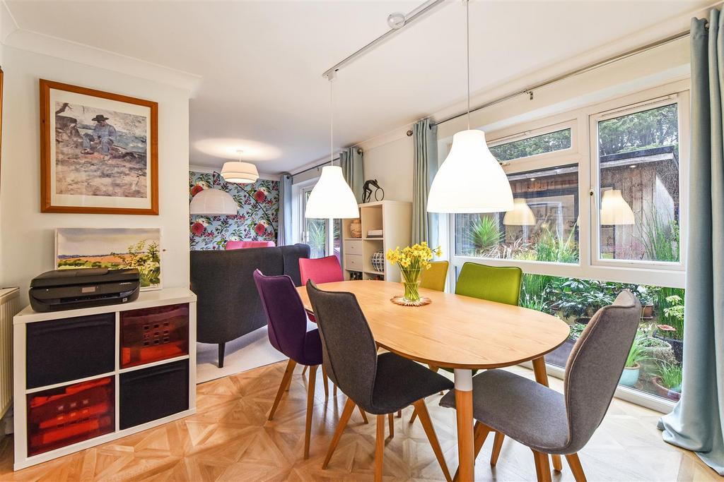 The Keep, Portchester 3 bed detached house £390,000