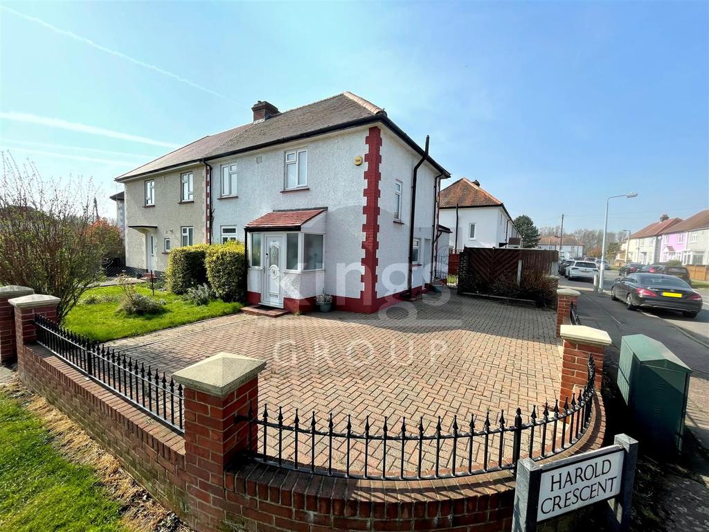 Crooked Mile, Waltham Abbey 3 bed semidetached house £475,000