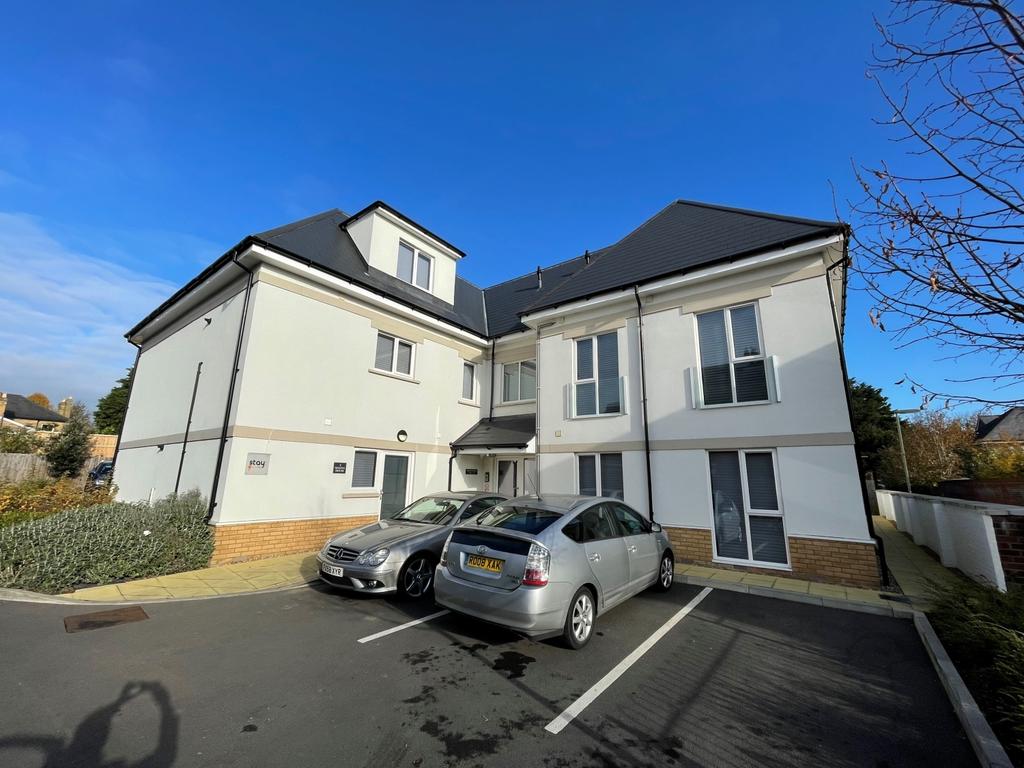 Magna House, 28A Queens Road, Egham... 2 bed flat £1,730 pcm (£399 pw)