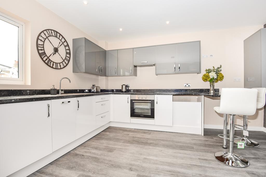 Magna House, 28A Queens Road, Egham, Surrey, TW20 2 bed flat to rent