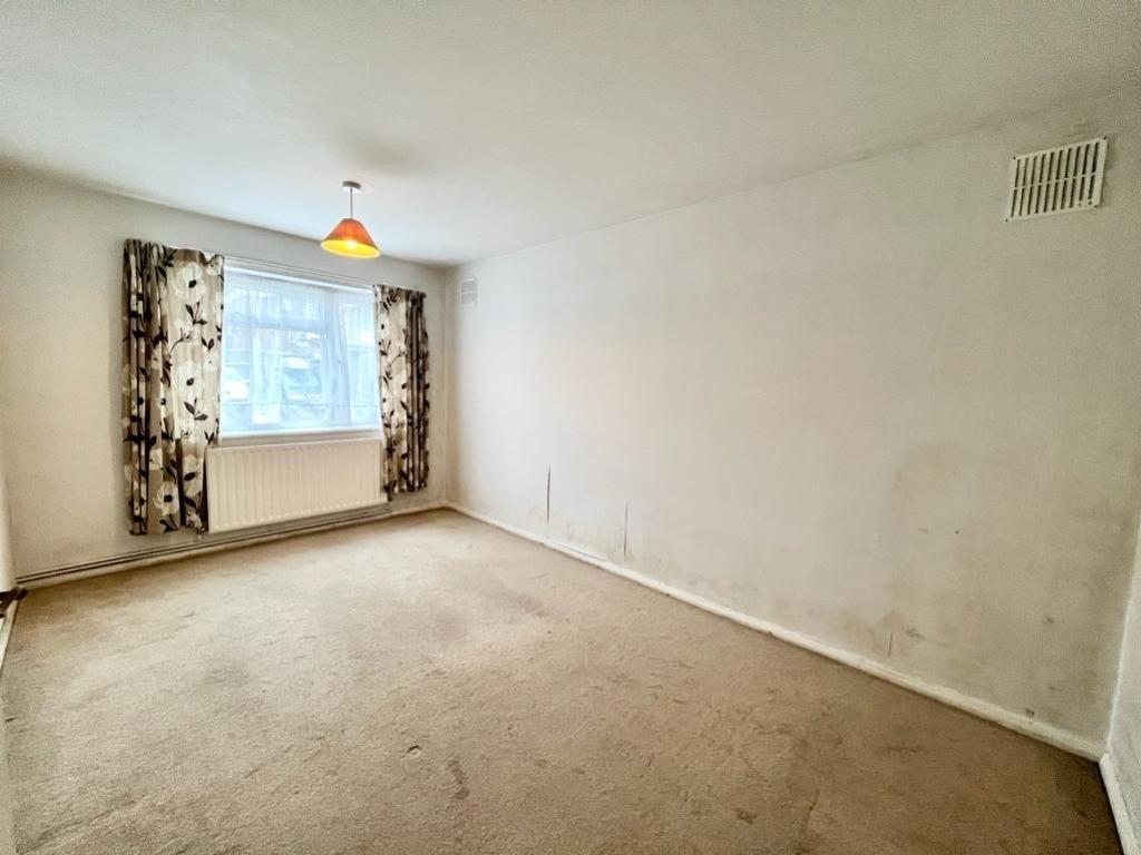 Queens Road, Egham, Surrey, TW20 2 bed ground floor flat £294,000