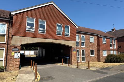 1 bedroom ground floor flat for sale, Paul Court Hythe Park Road, Egham, Surrey, TW20