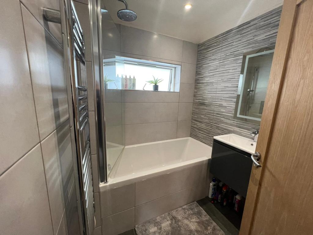 12a Harrow Road BATHROOM