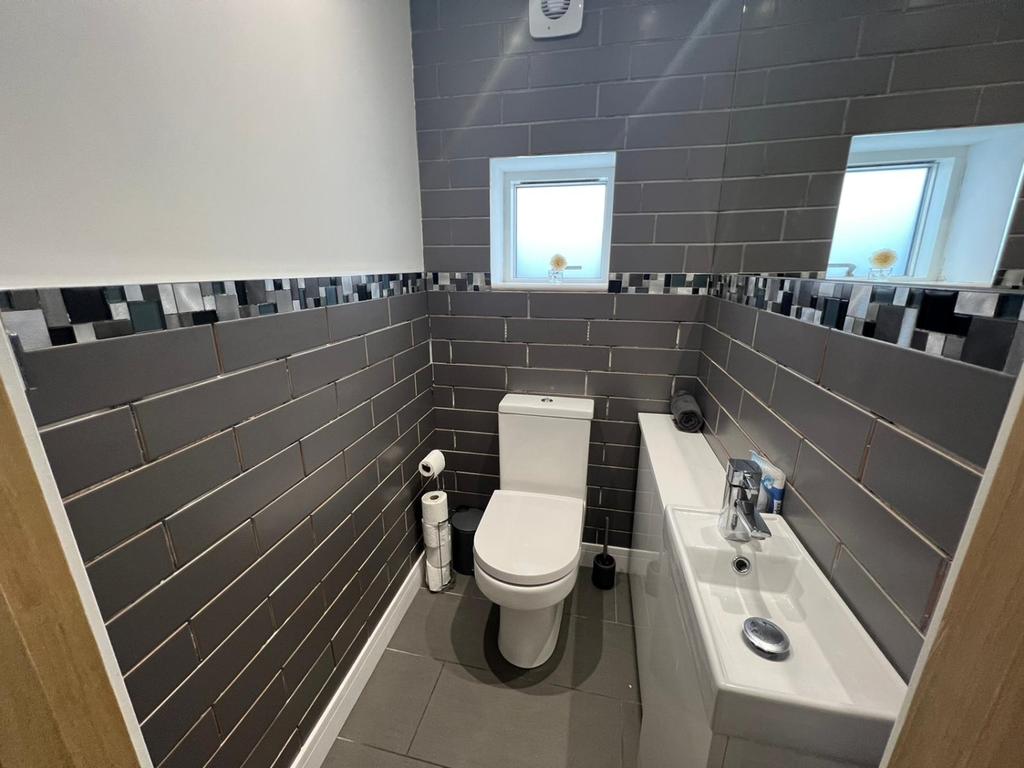 12a Harrow Road CLOAKROOM