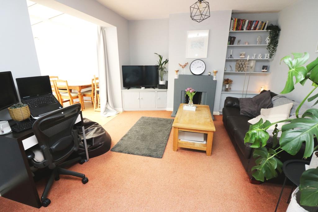 Elizabeth Avenue, StainesuponThames, Middlesex, TW18 3 bed terraced
