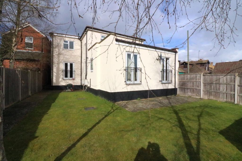 Victoria Street, Englefield Green, Egham, Surrey, TW20 2 bed apartment