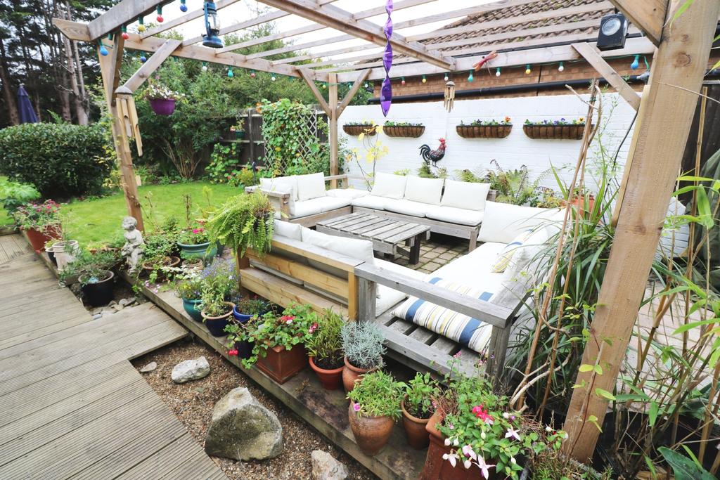 2 Windmill Close - Pergolla