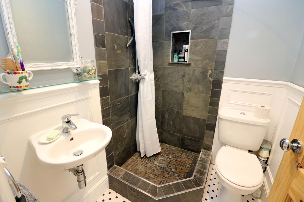 2 Windmill Close - Sh Rm