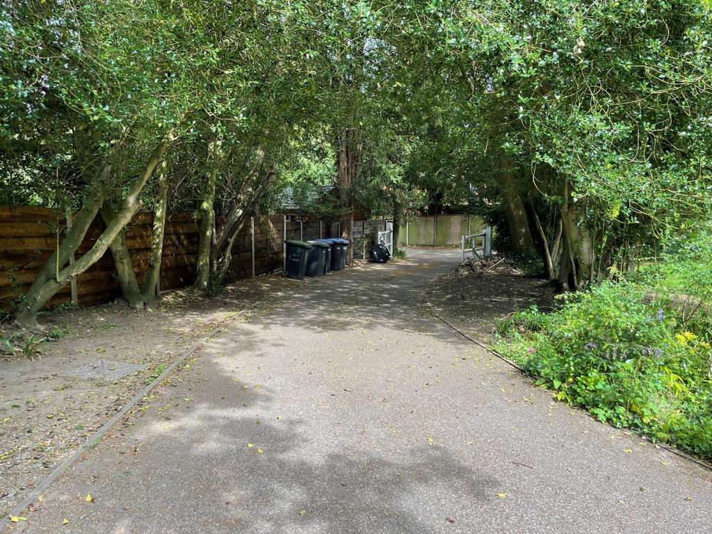 3 Hollywood house DRIVEWAY