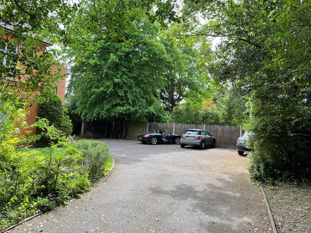 3 Hollywood House PARKING