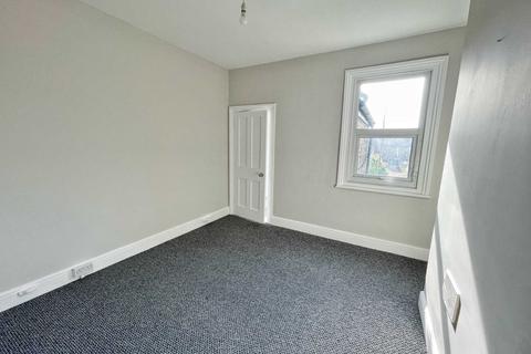 2 bedroom terraced house to rent, Florence Street, Strood