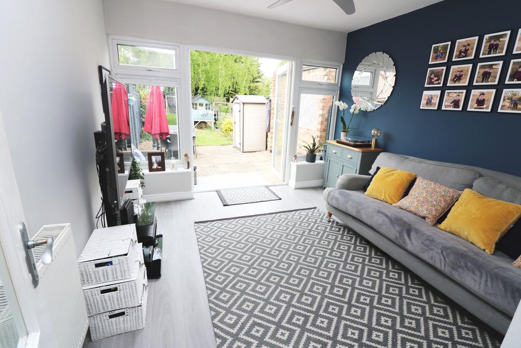 Fenton Avenue, StainesUponThames, TW18 3 bed terraced house £430,000