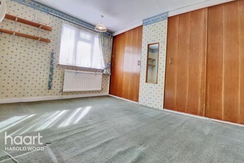 12 Birkdale Avenue, Romford, RM3 0SL