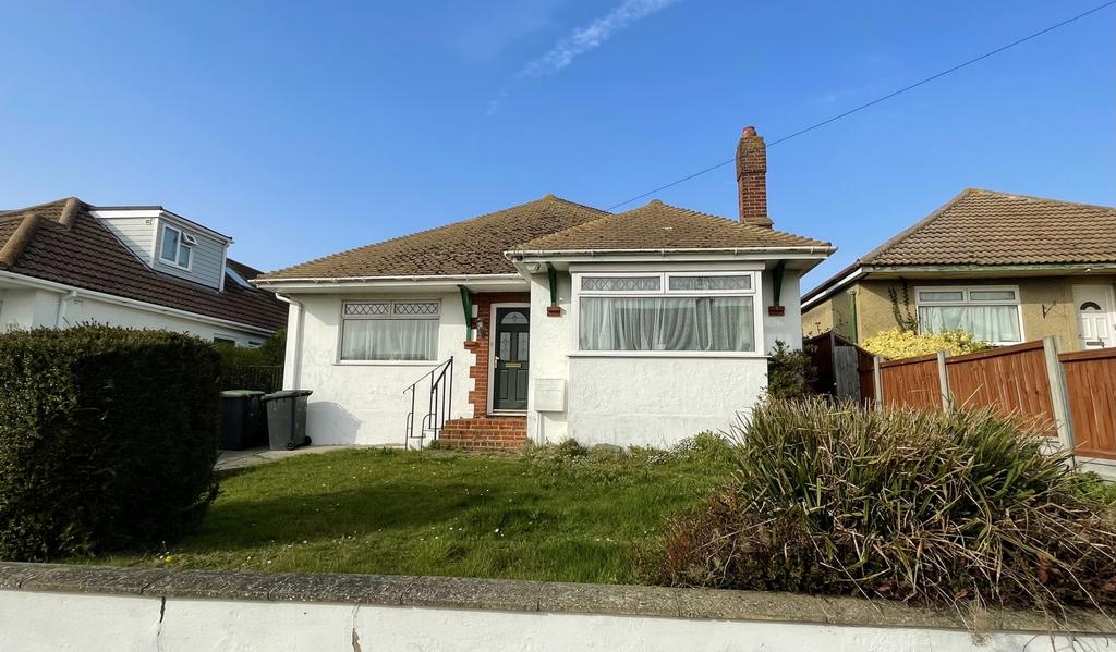 West Cliff Drive, Herne Bay, CT6 2 bed bungalow £1,250 pcm (£288 pw)
