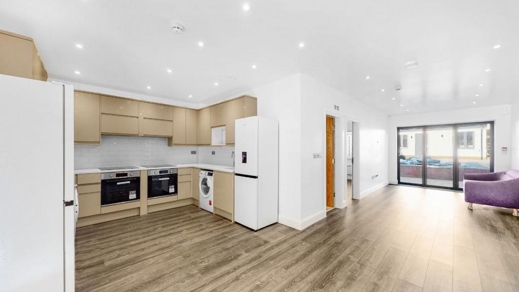 The Fairway, London, N14 6 bed semidetached house £5,500 pcm (£1,269 pw)