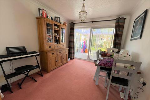 62 Chander Close, Ferndown, BH22 8DW