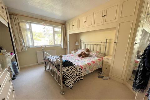 62 Chander Close, Ferndown, BH22 8DW